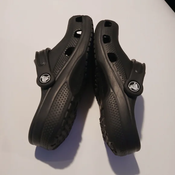 Kids Unisex Black Crocs. Youth Size 1 - Picture 4 of 8
